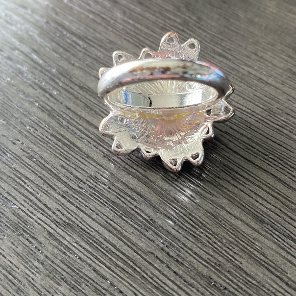 Silver Flower Starburst Rhinestone Ring Size 9 - Picture 5 of 8